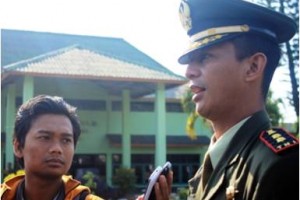 Dandim 0615/Kuningan, Letkol Dindin Kamaludin SIp saat wawancara dengan wartawan Kuningan Terkini.